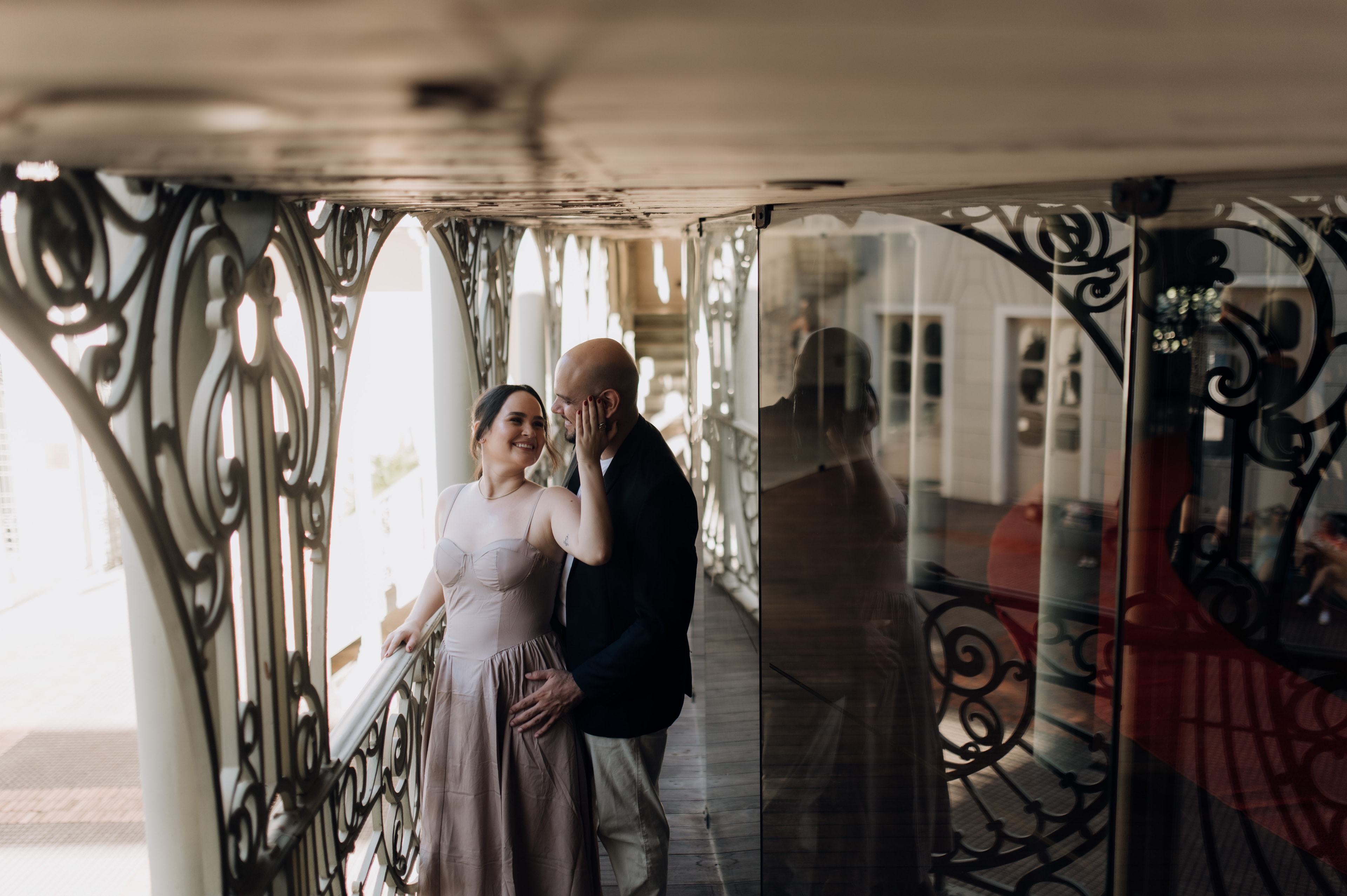 Vitória e Matheus na varanda ao entardecer